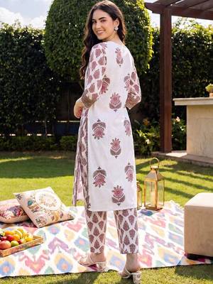 Women Ethnic Motifs Printed Cotton Kurta with Trousers 4
