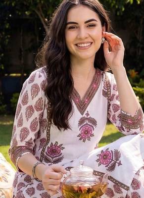 Women Ethnic Motifs Printed Cotton Kurta with Trousers 5
