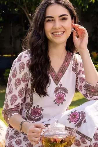 Women Ethnic Motifs Printed Cotton Kurta with Trousers