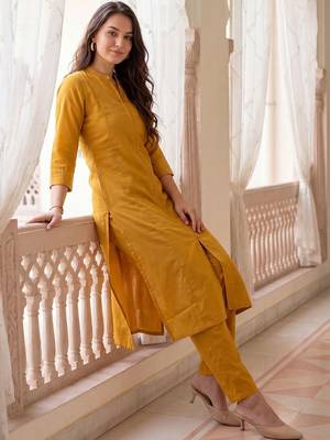 Women Thread Work Kurta with Trousers 3