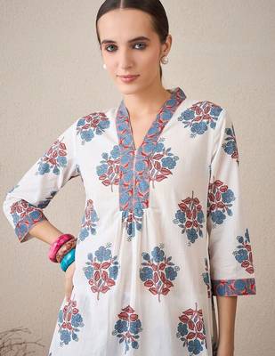 Floral Printed V-Neck Cotton A-Line Kurta With Trousers 1