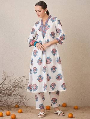 Floral Printed V-Neck Cotton A-Line Kurta With Trousers 2