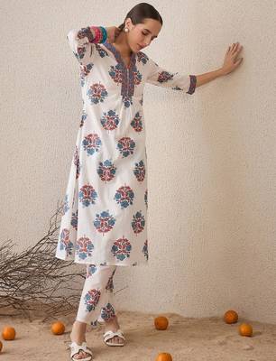 Floral Printed V-Neck Cotton A-Line Kurta With Trousers 6