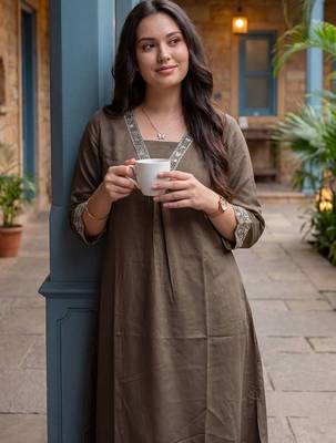 Women Ethnic Motifs Embroidered Thread Work Kurta with Trousers 3