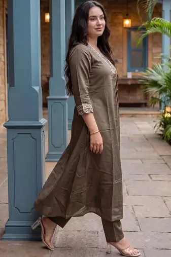 Women Ethnic Motifs Embroidered Thread Work Kurta with Trousers