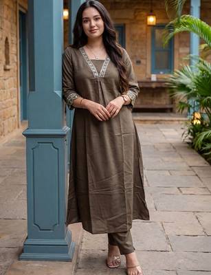 Women Ethnic Motifs Embroidered Thread Work Kurta with Trousers 1