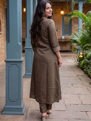 Women Ethnic Motifs Embroidered Thread Work Kurta with Trousers 5