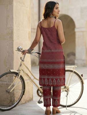 Women Ethnic Motifs Printed Cotton Kurta with Trousers 3