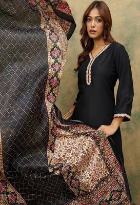 Floral embroidered cotton v neck kurta trouser & dupatta set 4