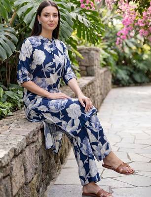Women Floral Printed Kurta with Trousers 5