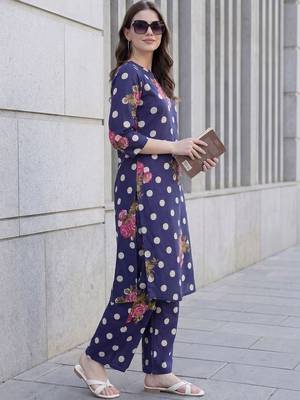Women Floral Printed Cotton Kurta with Trousers 3