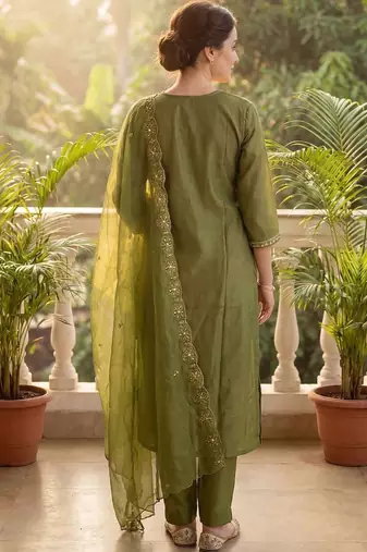 Women Ethnic Motifs Embroidered Thread Work Kurta with Trousers & With Dupatta