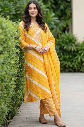 Women Printed Kurta with Trousers & With Dupatta