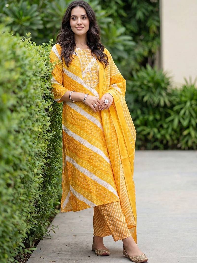 Women Printed Kurta with Trousers & With Dupatta