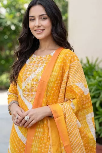 Women Printed Kurta with Trousers & With Dupatta