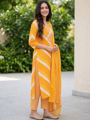Women Printed Kurta with Trousers & With Dupatta 3