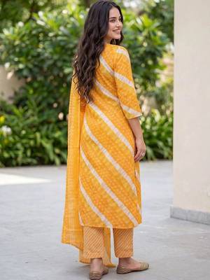 Women Printed Kurta with Trousers & With Dupatta 4