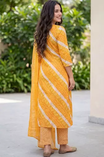 Women Printed Kurta with Trousers & With Dupatta