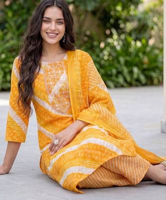 Women Printed Kurta with Trousers & With Dupatta 5