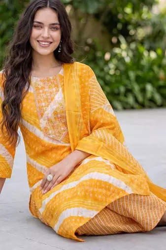 Women Printed Kurta with Trousers & With Dupatta