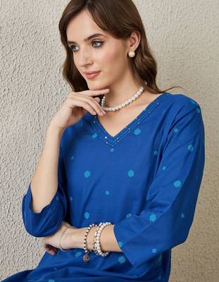 Women Ethnic Motifs Printed Cotton Kurta with Trousers 2
