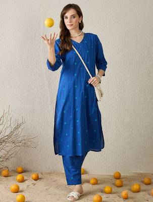 Women Ethnic Motifs Printed Cotton Kurta with Trousers 5