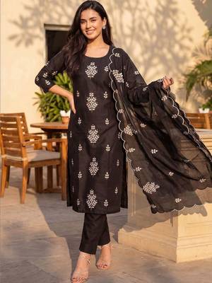 Women Ethnic Motifs Embroidered Thread Work Kurta with Trousers & With Dupatta 3