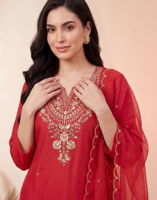 Women Ethnic Motifs Embroidered Thread Work Kurta with Trousers & With Dupatta 2