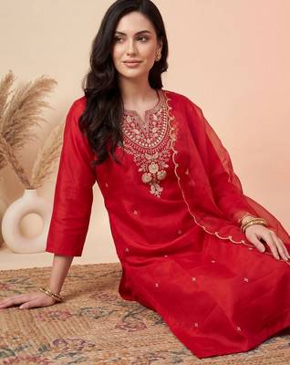 Women Ethnic Motifs Embroidered Thread Work Kurta with Trousers & With Dupatta 5
