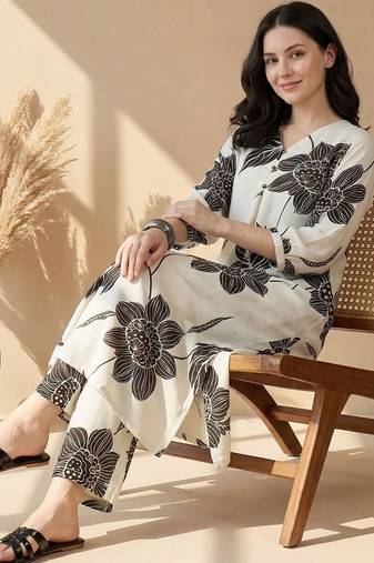 Women Floral Printed Kurta with Trousers