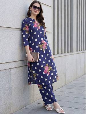 Women Floral Printed Cotton Kurta with Trousers 3