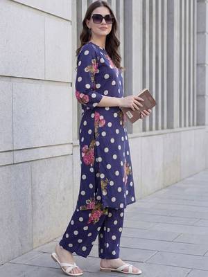 Women Floral Printed Cotton Kurta with Trousers 4