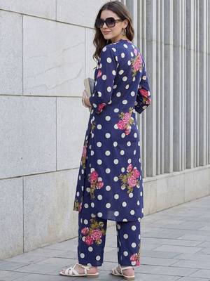 Women Floral Printed Cotton Kurta with Trousers 6
