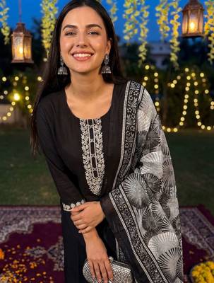 Women Ethnic Motifs Embroidered Thread Work Kurta with Trousers & With Dupatta 2