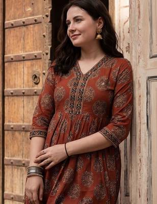 Women Ethnic Motifs Printed Empire Sequinned Cotton Kurta with Trousers 2