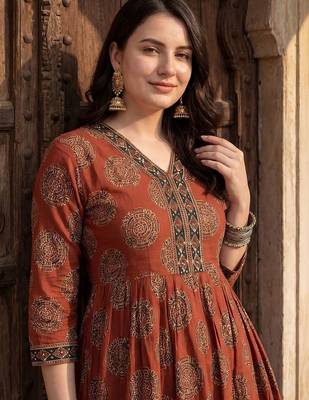 Women Ethnic Motifs Printed Empire Sequinned Cotton Kurta with Trousers 5