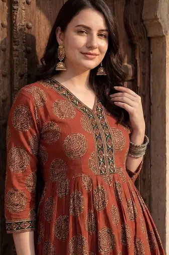 Women Ethnic Motifs Printed Empire Sequinned Cotton Kurta with Trousers