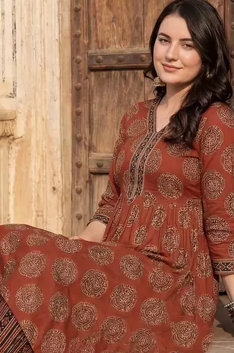 Women Ethnic Motifs Printed Empire Sequinned Cotton Kurta with Trousers