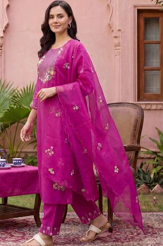 Women Floral Embroidered Thread Work Kurta with Trousers & With Dupatta