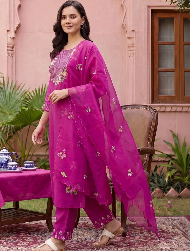 Women Floral Embroidered Thread Work Kurta with Trousers & With Dupatta