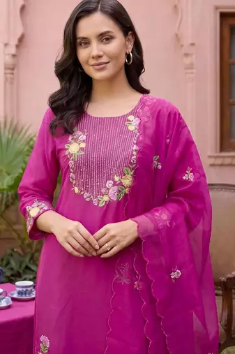 Women Floral Embroidered Thread Work Kurta with Trousers & With Dupatta