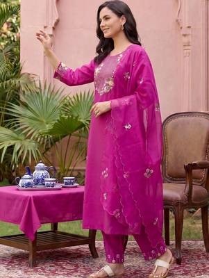 Women Floral Embroidered Thread Work Kurta with Trousers & With Dupatta 3