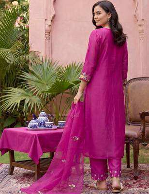Women Floral Embroidered Thread Work Kurta with Trousers & With Dupatta 4