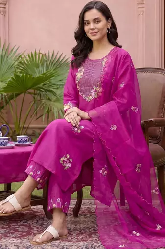 Women Floral Embroidered Thread Work Kurta with Trousers & With Dupatta