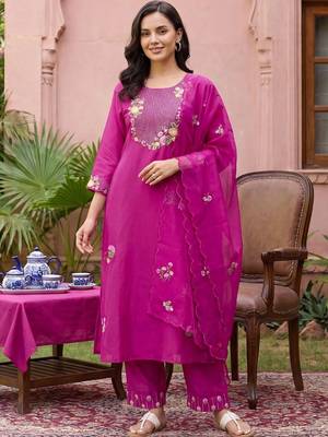Women Floral Embroidered Thread Work Kurta with Trousers & With Dupatta 6