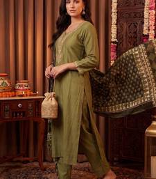 Women Ethnic Motifs Embroidered Thread Work Kurta with Trousers & With Dupatta