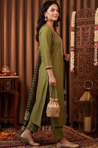 Women Ethnic Motifs Embroidered Thread Work Kurta with Trousers & With Dupatta