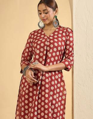 Women Printed Pleated Cotton Kurta with Trousers 3