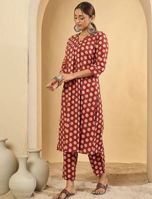 Women Printed Pleated Cotton Kurta with Trousers 4