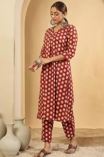 Women Printed Pleated Cotton Kurta with Trousers